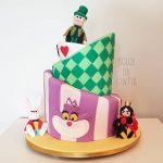 Bolo Alice no País das Maravilhas inspirado no Chapeleiro Maluco feito por Cíntia Costa Cake Studio.