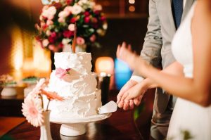 Bolo de casamento espatulado com flores. Feito por Cíntia Costa Cake Studio. Foto: Gustavo Gaiote Fotografia.