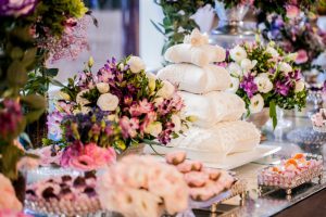 Bolo de casamento pillow cake com 4 andares. Feito por Cíntia Costa Cake Studio. Foto: Pietro Tardelli.