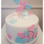 Bolo de Chá Revelação com All-Star de bebê feito por Cíntia Costa Cake Studio.