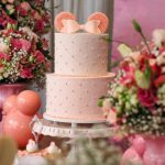 Bolo Minnie rosa para festa de menina feito por Cíntia Costa Cake Studio.