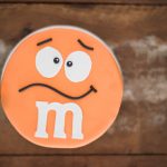 Bolo M&M Gigante laranja para festa de menino feito por Cíntia Costa Cake Studio.