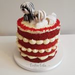 Naked Cake de Red Velvet com topo de bolo de cachorro (shih tzu). Bolo feito por Cíntia Costa Cake Studio.