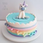 Bolo Unicórnio Arco-Íris feito por Cíntia Costa Cake Studio.