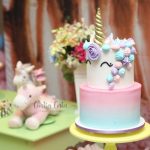 Bolo de unicórnio de 2 andares. Feito por Cíntia Costa Cake Studio.