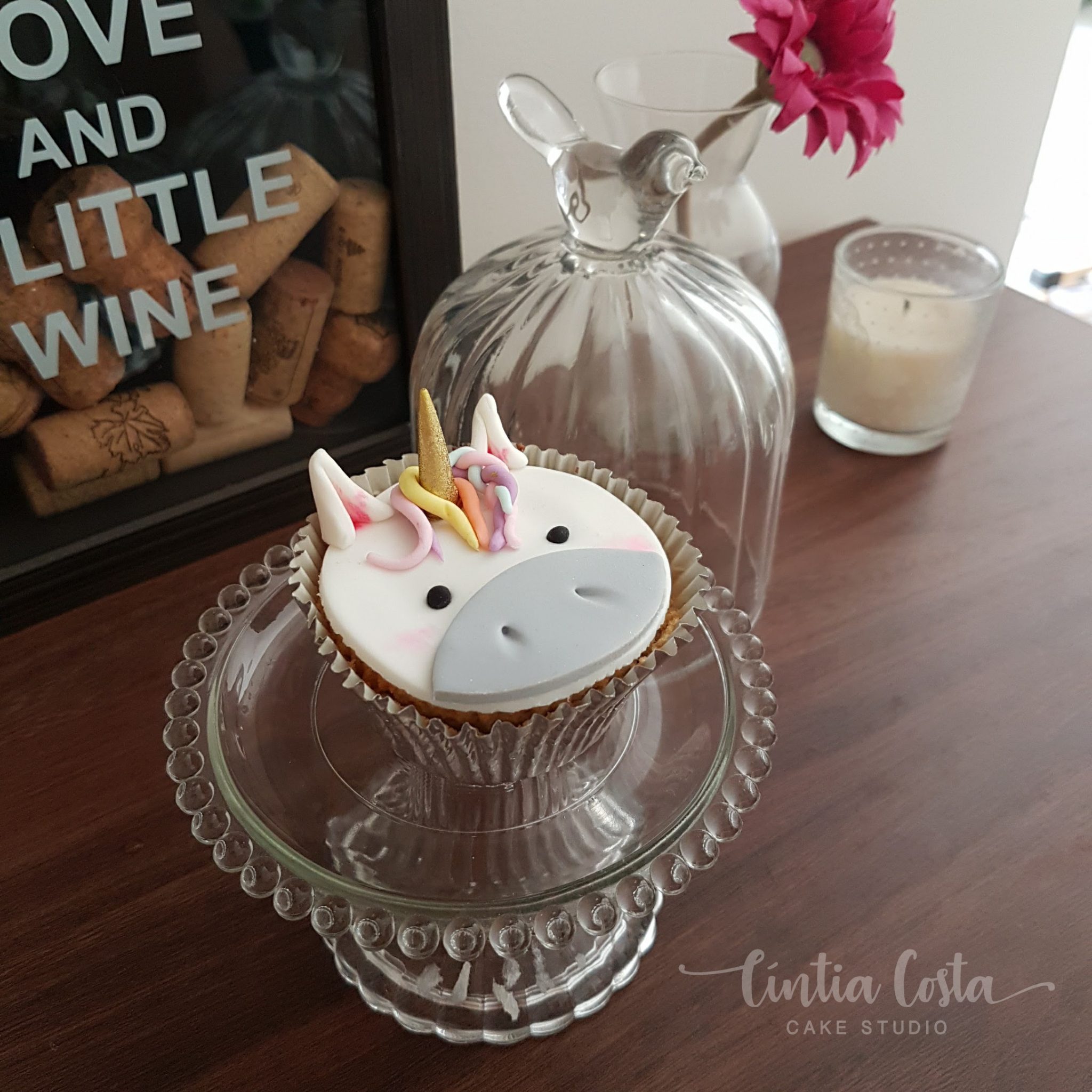 Cupcakes de unicórnio feitos por Cíntia Costa Cake Studio