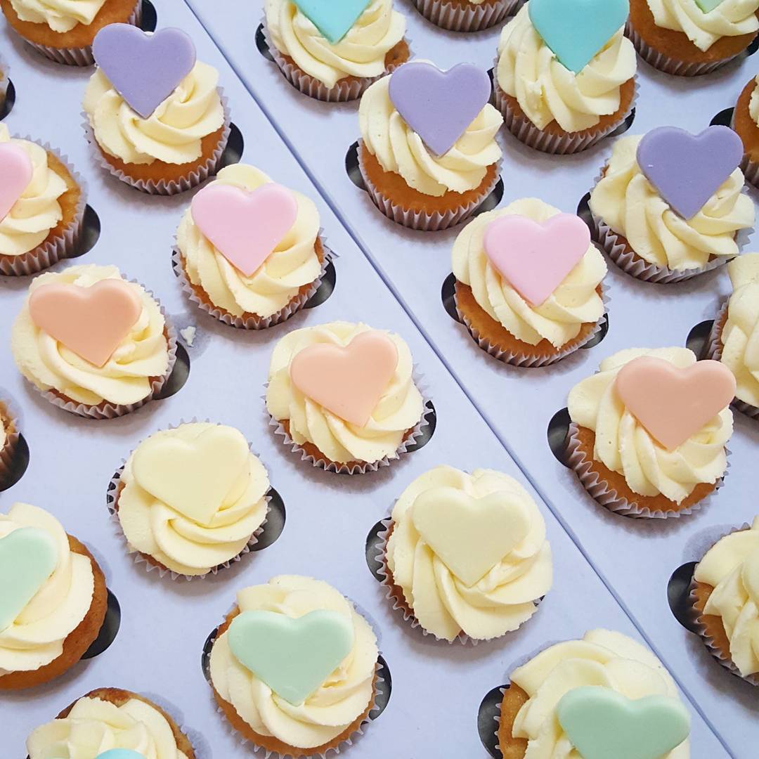 Mini cupcakes de coração arco-íris feitos por Cíntia Costa Cake Studio