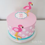 Bolo Flamingo rosa com bolinhas brancas de uma festa de menina feito por Cíntia Costa Cake Studio.