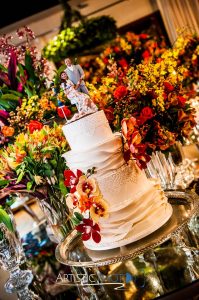 Bolo de casamento de 4 andares com orquídeas de açúcar em marsala feito por Cake Studio ( contato@cakestudio.com.br | (11) 96882-2623 ). Foto: Artistic Photo.
