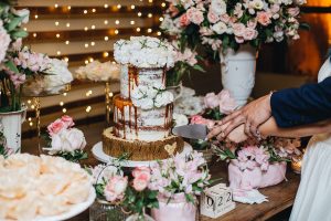 Bolo de casamento 2 andares semi naked cake com drippy de caramelo e flores brancas feito por Cake Studio ( contato@cakestudio.com.br | (11) 96882-2623 ). Foto: Canvas Ateliê.