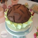 Bolo Brigadeiro Gigante para mesversário da filha de Paloma Tocci da Band feito por Cake Studio ( www.cakestudio.com.br )