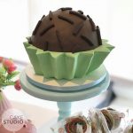 Bolo Brigadeiro Gigante para mesversário da filha de Paloma Tocci da Band feito por Cake Studio ( www.cakestudio.com.br )