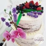Bolo de casamento: semi naked cake de chocolate com frutas vermelhas e flores (lavandas e orquídeas) feito por Cake Studio ( contato@cakestudio.com.br )