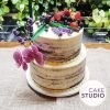 Bolo de casamento: semi naked cake de chocolate com frutas vermelhas e flores (lavandas e orquídeas) feito por Cake Studio ( contato@cakestudio.com.br )