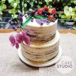 Bolo de casamento: semi naked cake de chocolate com frutas vermelhas e flores (lavandas e orquídeas) feito por Cake Studio ( contato@cakestudio.com.br )