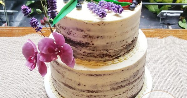Bolo de Casamento Rústico: Semi Naked Cake com Astromélias 