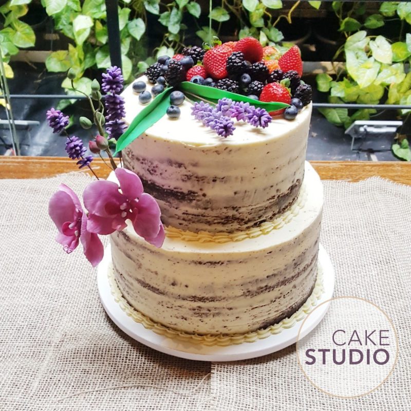 Bolo de casamento: semi-naked cake de chocolate com frutas 
