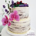 Bolo de casamento: semi naked cake de chocolate com frutas vermelhas e flores (lavandas e orquídeas) feito por Cake Studio ( contato@cakestudio.com.br )