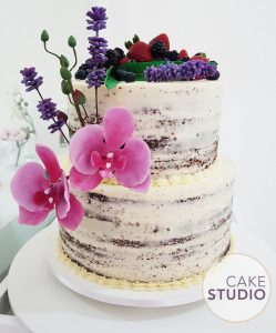 Bolo de casamento: semi naked cake de chocolate com frutas vermelhas e flores (lavandas e orquídeas) feito por Cake Studio ( contato@cakestudio.com.br )