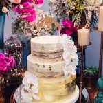Bolo de Casamento Naked Cake com Ouro Comestível 24k e Orquídeas de Açúcar para festa no buffet Lady Fina. Feito por Cake Studio ( contato@cakestudio.com.br ). Foto: Canvas Ateliê.