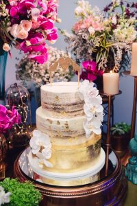 Bolo de Casamento Naked Cake com Ouro Comestível 24k e Orquídeas de Açúcar para festa no buffet Lady Fina. Feito por Cake Studio ( contato@cakestudio.com.br ). Foto: Canvas Ateliê.