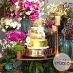Bolo de Casamento Naked Cake com Ouro Comestível 24k e Orquídeas de Açúcar para festa no buffet Lady Fina. Feito por Cake Studio ( contato@cakestudio.com.br )