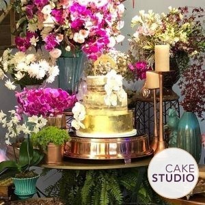 Bolo de Casamento Naked Cake com Ouro Comestível 24k e Orquídeas de Açúcar para festa no buffet Lady Fina. Feito por Cake Studio ( contato@cakestudio.com.br )