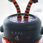 Bolo de Mesversário no Halloween: Caldeirão da Bruxa para Filha de Paloma Tocci da Band. Feito por Cake Studio ( contato@cakestudio.com.br ).