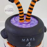 Bolo de Mesversário no Halloween: Caldeirão da Bruxa para Filha de Paloma Tocci da Band. Feito por Cake Studio ( contato@cakestudio.com.br ).