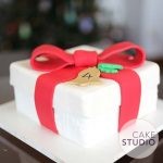 Bolo de caixa de presente de Natal feito por Cake Studio ( contato@cakestudio.com.br )