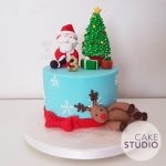 Bolo decorado de Natal: Papai Noel entalado na chaminé, árvore de Natal, rena, presentes e neve. Feito por Cake Studio ( contato@cakestudio.com.br )