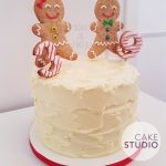 Bolo decorado de Natal: bonequinhos de biscoito gingerbread. Feito por Cake Studio ( contato@cakestudio.com.br )