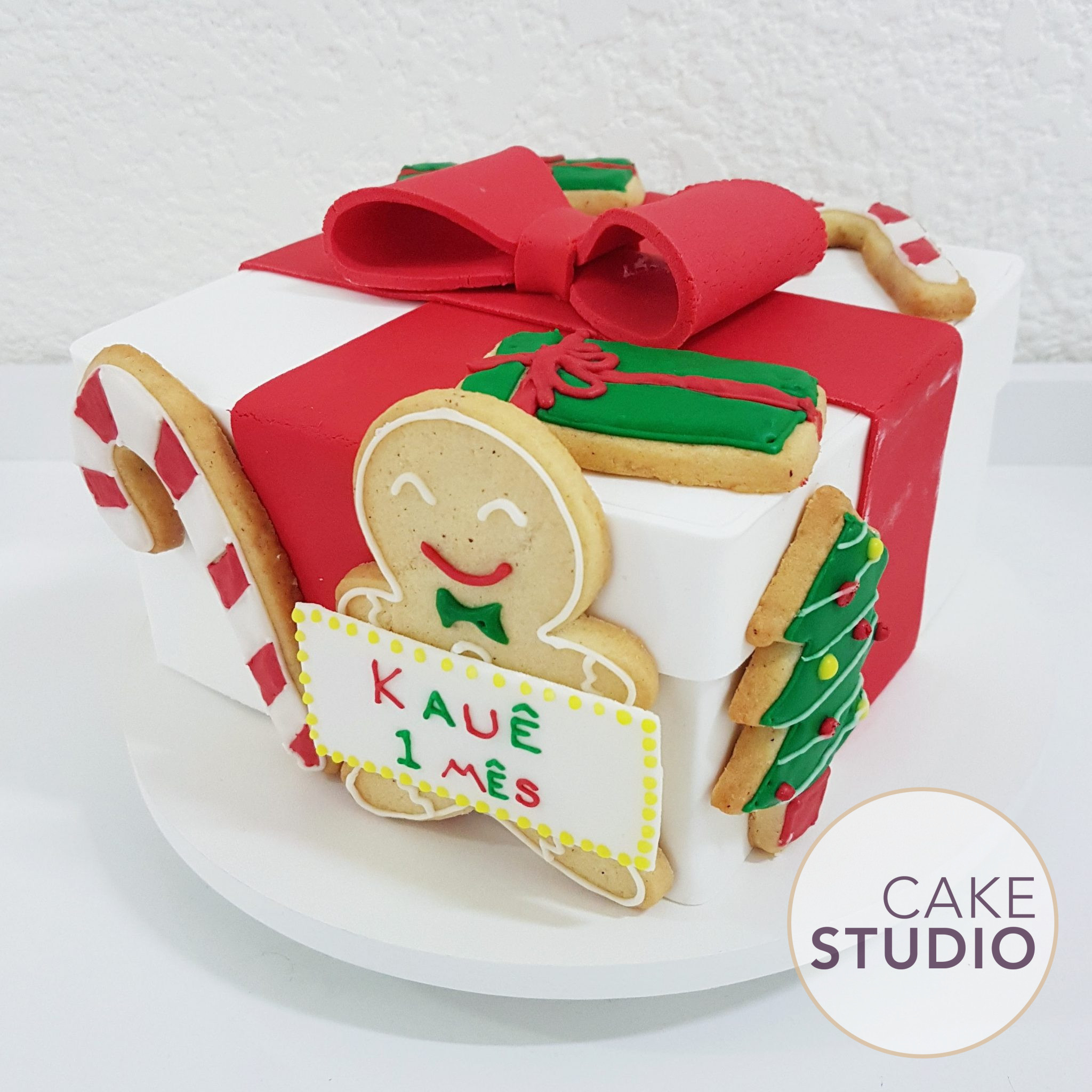 Bolo de Natal: caixa de presente quadrada. Feito por Cake Studio ( contato@cakestudio.com.br | Whatsapp: (11) 96882-2623 )