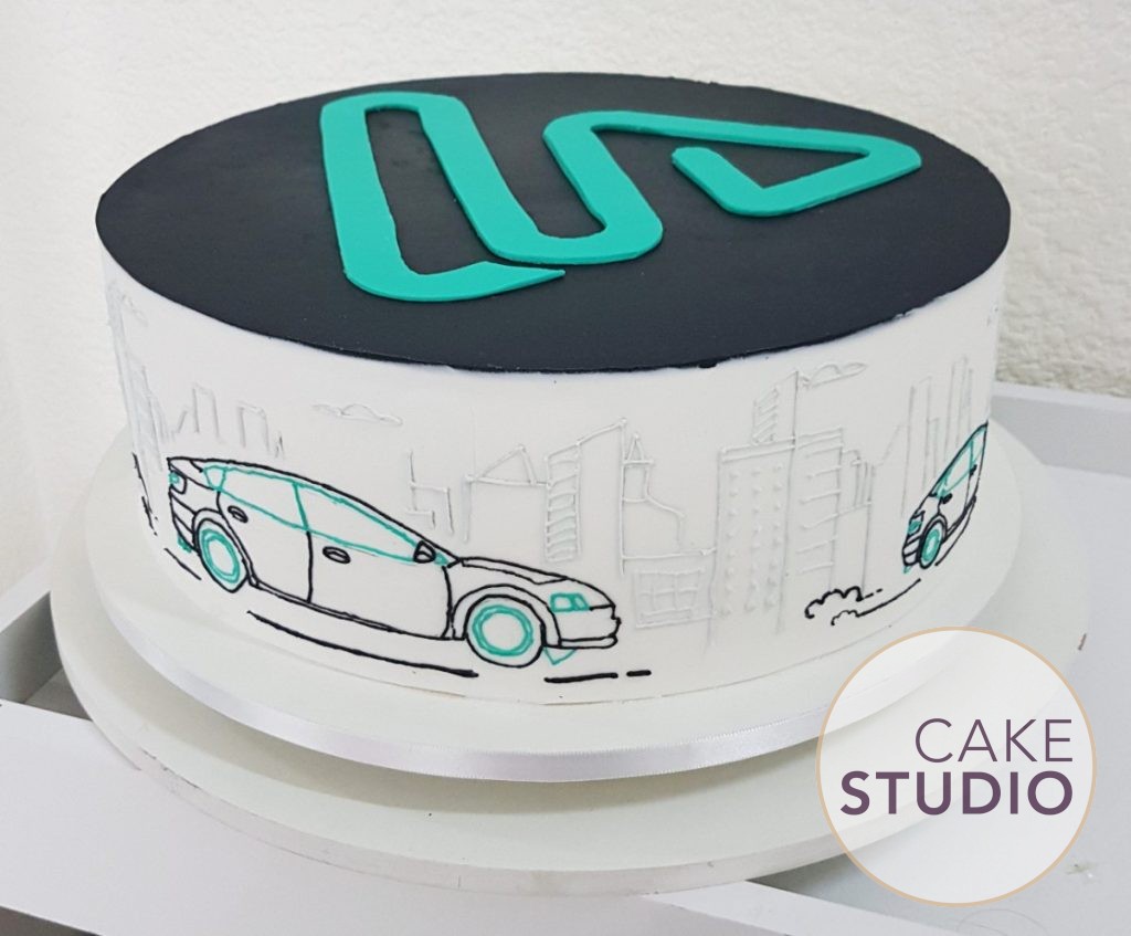 Bolo decorado corporativo com logo da empresa Vai Car. Feito por Cake Studio ( contato@cakestudio.com.br | Whatsapp: (11) 96882-2623 ).
