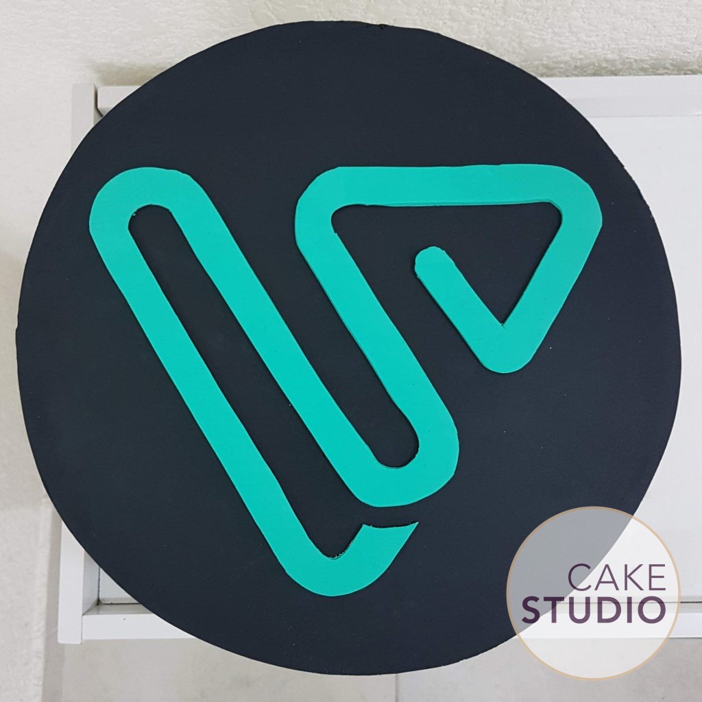 Bolo decorado corporativo com logo da empresa Vai Car. Feito por Cake Studio ( contato@cakestudio.com.br | Whatsapp: (11) 96882-2623 ).