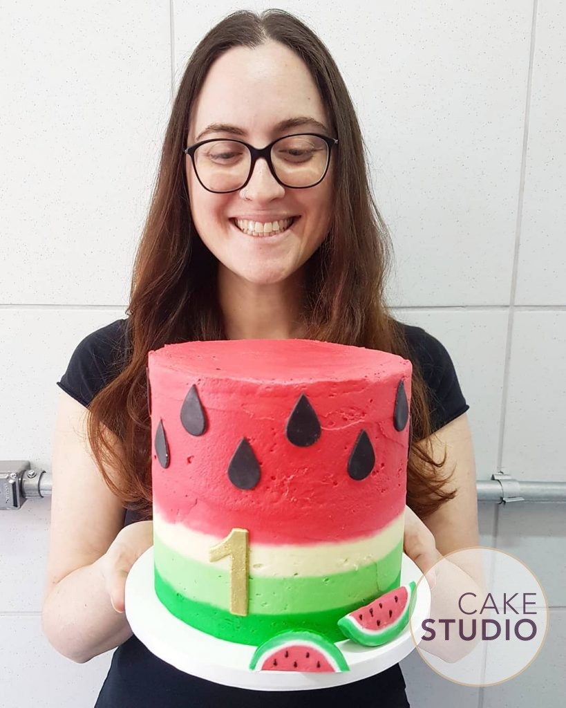 Bolo decorado de Melancia para o mesversário da menina de Paloma Tocci, da Band. Feito por Cake Studio ( contato@cakestudio.com.br | Whatsapp: (11) 96882-2623 )