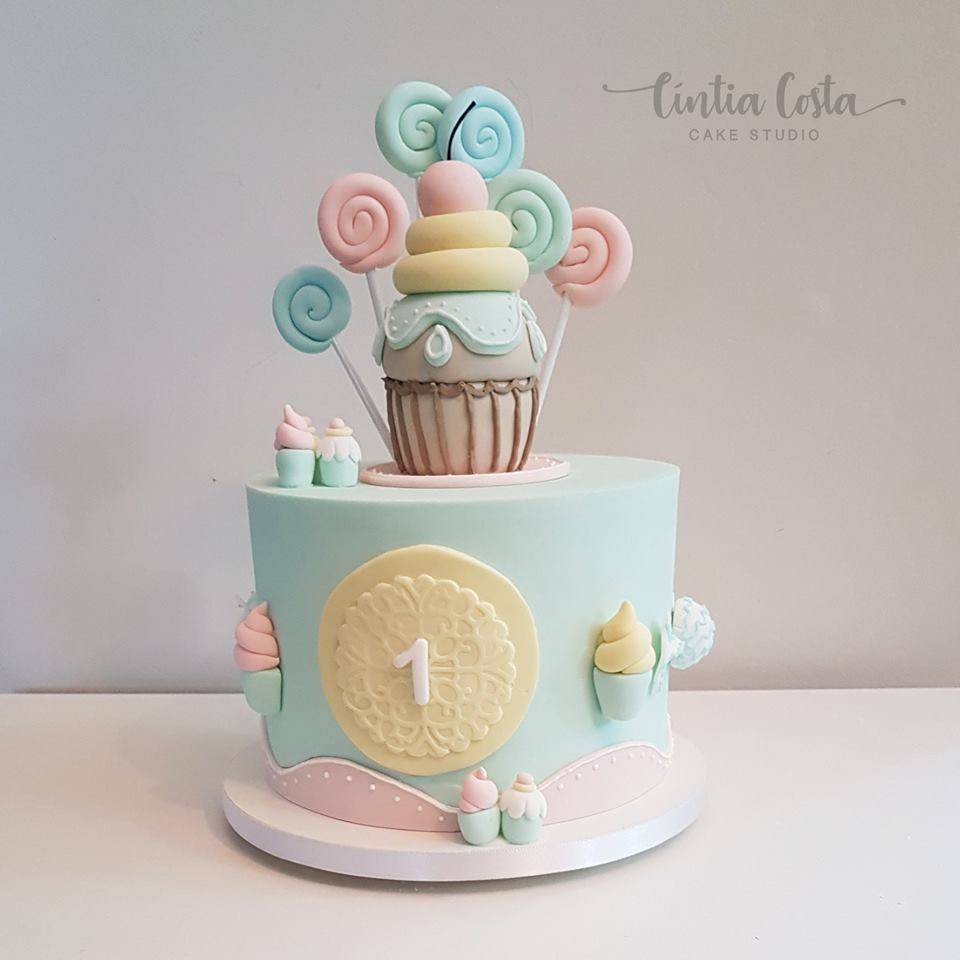 Bolo decorado tema Candy em tons pastel Cake Studio