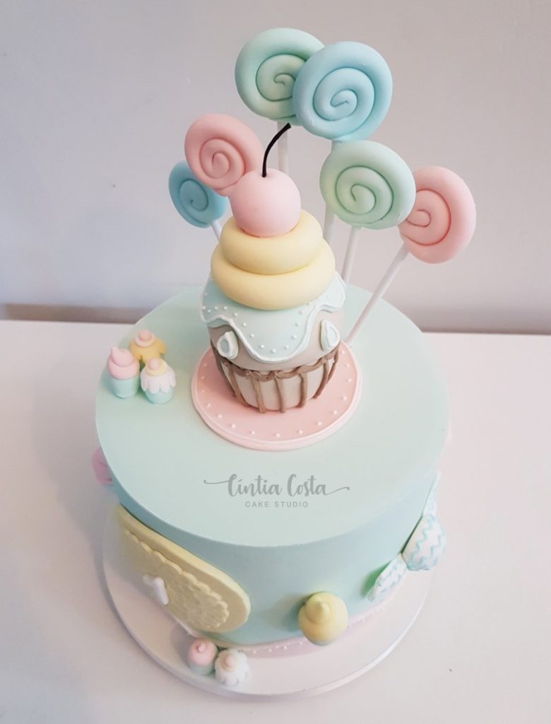Bolo decorado tema Candy (docinhos) em tons pastel para festa de menina. Feito por Cake Studio ( contato@cakestudio.com.br | Whatsapp: (11) 96882-2623 ).