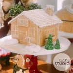 Bolo decorado de casinha de Natal (Gingerbread House). Feito por Cake Studio ( contato@cakestudio.com.br | Whatsapp: (11) 96882-2623 ).