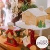 Bolo decorado de casinha de Natal (Gingerbread House). Feito por Cake Studio ( contato@cakestudio.com.br | Whatsapp: (11) 96882-2623 ).