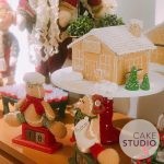 Bolo decorado de casinha de Natal (Gingerbread House). Feito por Cake Studio ( contato@cakestudio.com.br | Whatsapp: (11) 96882-2623 ).