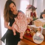 Paloma Tocci, do jornal da Band, celebra mesversário de sua filha Maya com bolo decorado de casinha de Natal (Gingerbread House). Feito por Cake Studio ( contato@cakestudio.com.br | Whatsapp: (11) 96882-2623 ).
