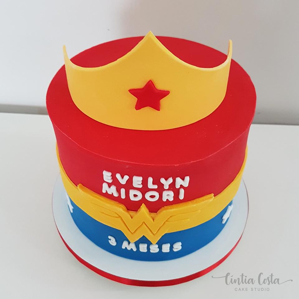 Bolo Mulher Maravilha. Feito por Cake Studio ( contato@cakestudio.com.br | Whatsapp: (11) 96882-2623 ).