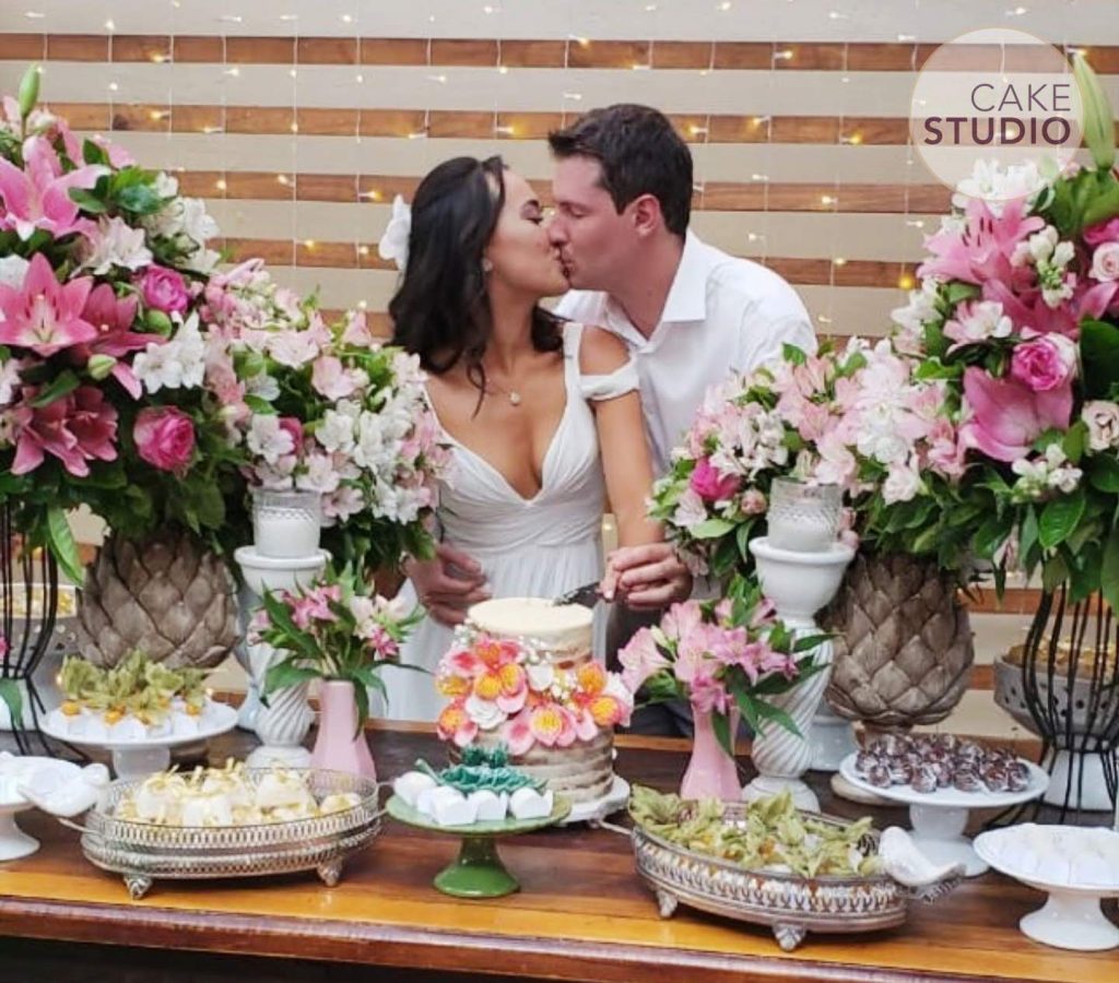 Bolo de casamento rústico semi naked com astromélias de açúcar. Feito por Cake Studio ( contato@cakestudio.com.br | Whatsapp: (11) 96882-2623 ).