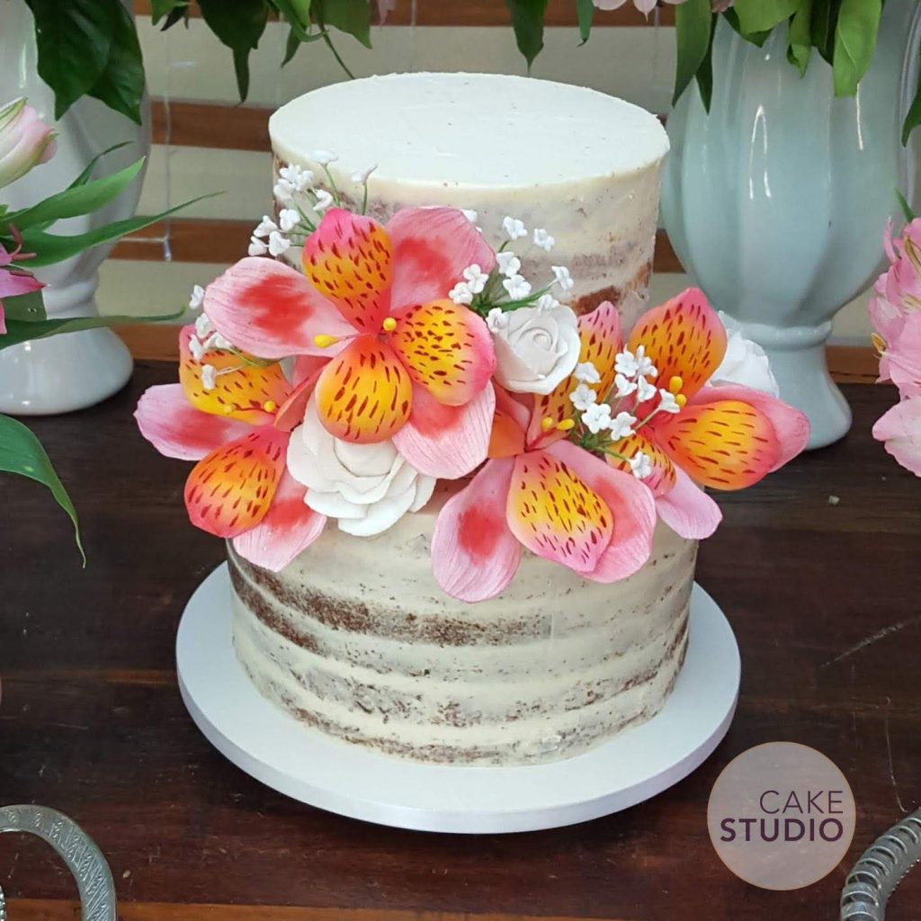 Bolo de casamento rústico semi naked com astromélias de açúcar. Feito por Cake Studio ( contato@cakestudio.com.br | Whatsapp: (11) 96882-2623 ).