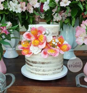 Bolo de casamento rústico semi naked com astromélias de açúcar. Feito por Cake Studio ( contato@cakestudio.com.br | Whatsapp: (11) 96882-2623 ).