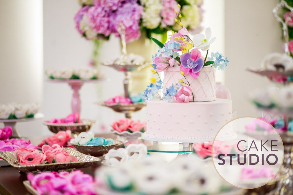 Bolo floral delicado e feminino. Feito por Cake Studio ( contato@cakestudio.com.br | Whatsapp: (11) 96882-2623 ).