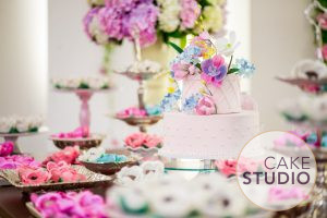 Bolo floral delicado e feminino. Feito por Cake Studio ( contato@cakestudio.com.br | Whatsapp: (11) 96882-2623 ).