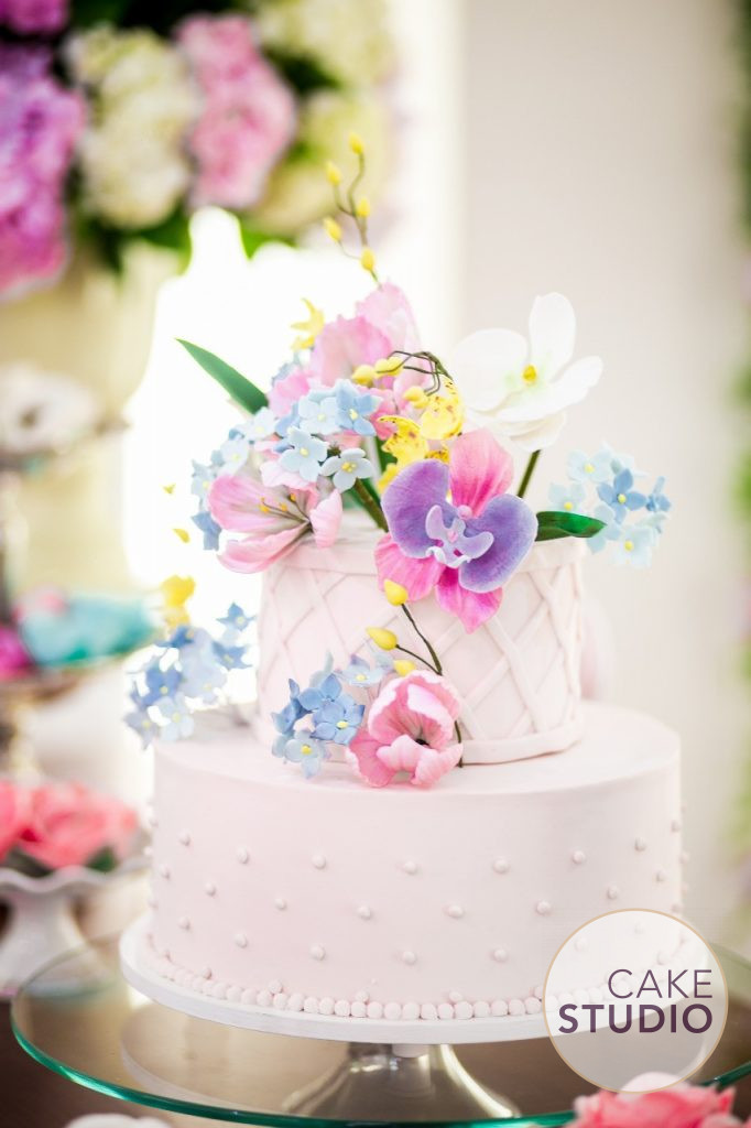 Bolo floral delicado e feminino. Feito por Cake Studio ( contato@cakestudio.com.br | Whatsapp: (11) 96882-2623 ).