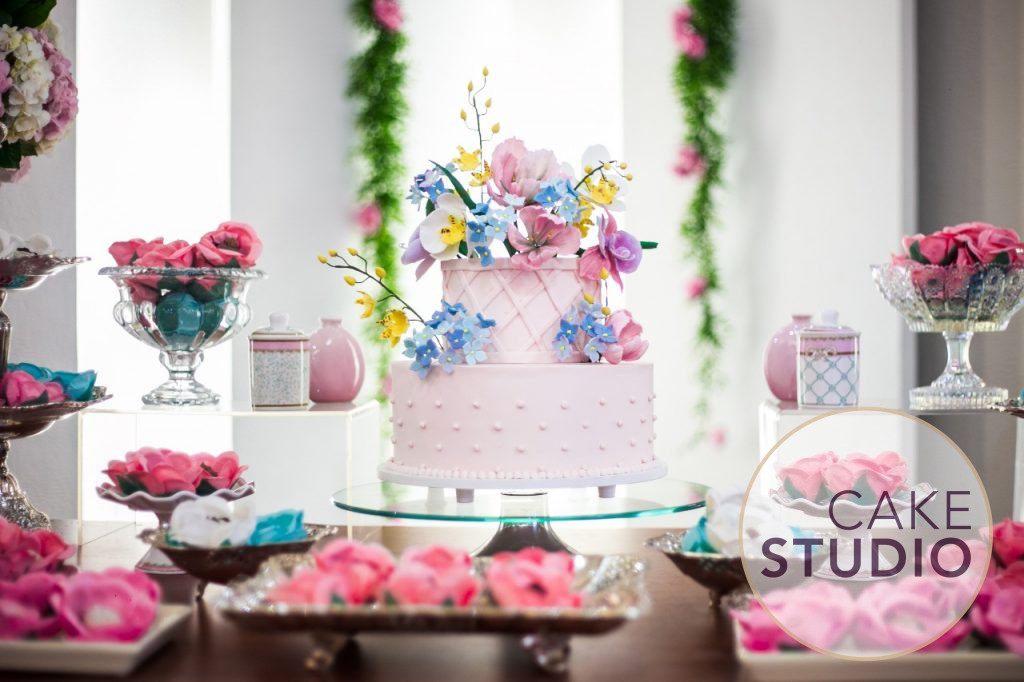 Bolo floral delicado e feminino. Feito por Cake Studio ( contato@cakestudio.com.br | Whatsapp: (11) 96882-2623 ).